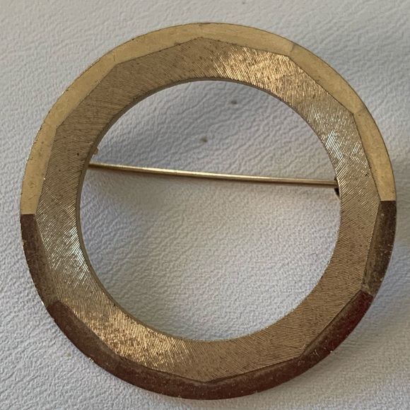 Brooch circle textured - Picture 3 of 7